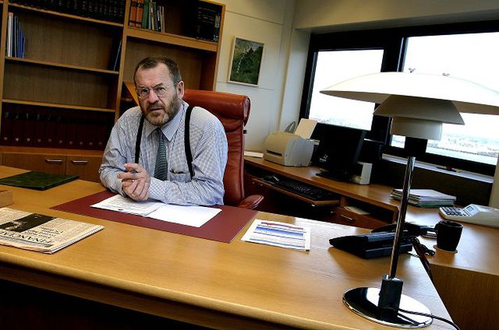 Jón Sigurðsson, iðnaðar- og viðskiptaráðherra Segist ekki láta draga sig út í eitt né neitt heldur hafi hann tekið ákvörðunina sjálfur. Siv Friðleifsdóttir segir Halldór hafa kallað Jón fram á sjónarsviðið.