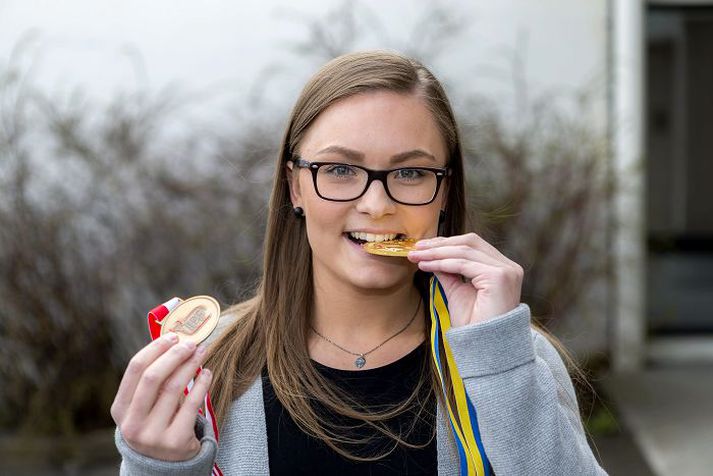 Fanney Hauksdóttir með gullverðlaun sín frá HM unglinga 2014 og HM unglinga 2015.