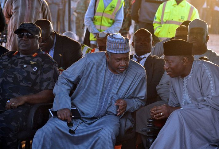 Goodluck Jonathan Nígeríuforseti ræðir við Sambo Dasuki, þjóðaröryggisráðgjafa.