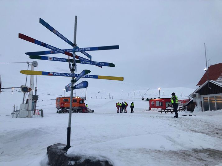 Frá aðgerðum lögreglu og björgunarsveita í Hlíðarfjalli í dag.