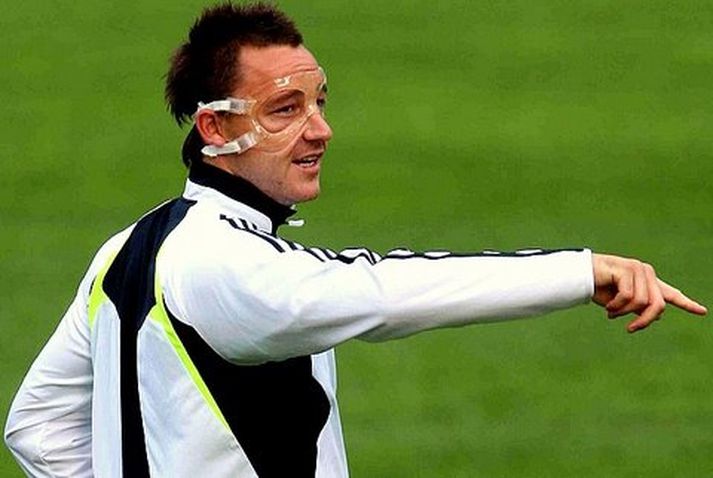 Terry skartaði þessari grímu í leik Chelsea og Valencia fyrir stuttu.
