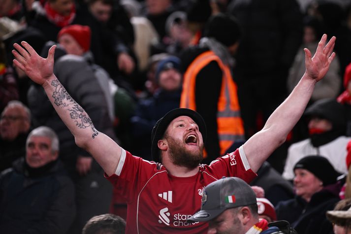 Hér má sjá Liverpool-stuðningsmenn fagna þessu tímabili en það hefur ekki gerst alltof oft í vetur.