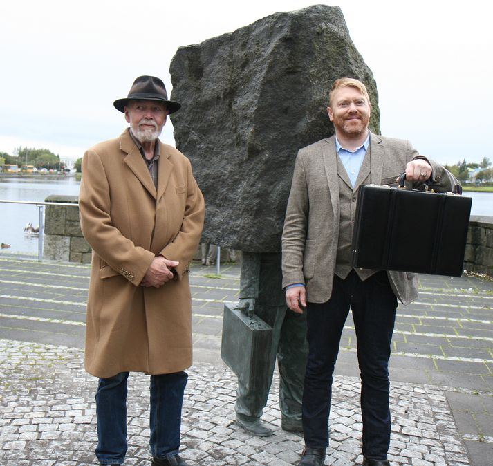 Magnús Tómasson og Jón Gnarr ásamt Óþekkta embættismanninum.