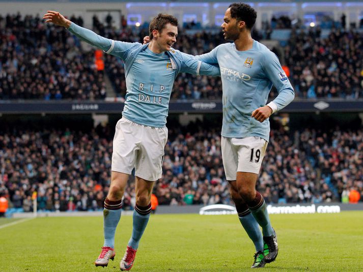 Adam Johnson fagnar hér sigurmarki sínu.