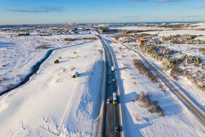 Slysið átti sér stað rétt hjá aðkomunni að framkæmdunum við breikkun Suðurlandsvegar.