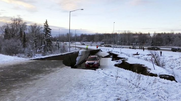 Sprungur og holur mynduðust í vegi í jarðskjálftanum stóra í Alaska.