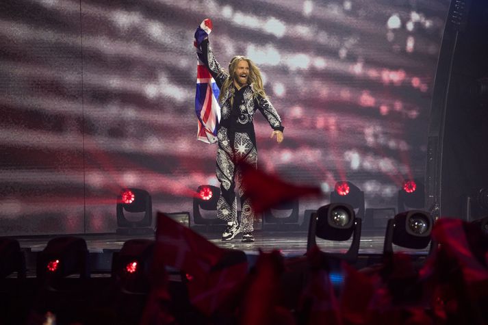 Breska Eurovision stjarnan mætt á íslenska listann