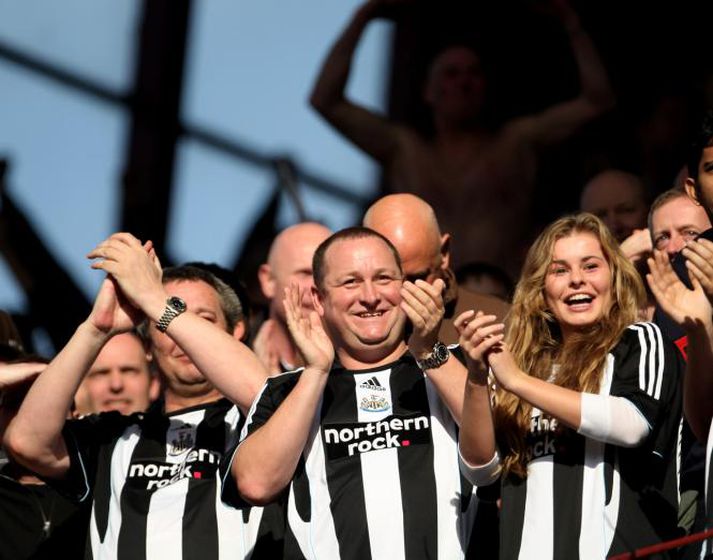 Mike Ashley, núverandi eigandi Newcastle, umkringdur stuðningsmönnum.