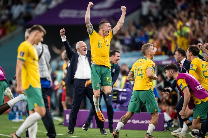 Graham Arnold fagnar ásamt leikmönnum sínum eftir frækinn sigur. Taktísk breyting hans þegar 20 mínútur lifðu leiks virðist hafa haft mikil áhrif.