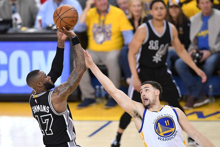 Klay Thompson reynir að stöðva skot Jonathon Simmons.