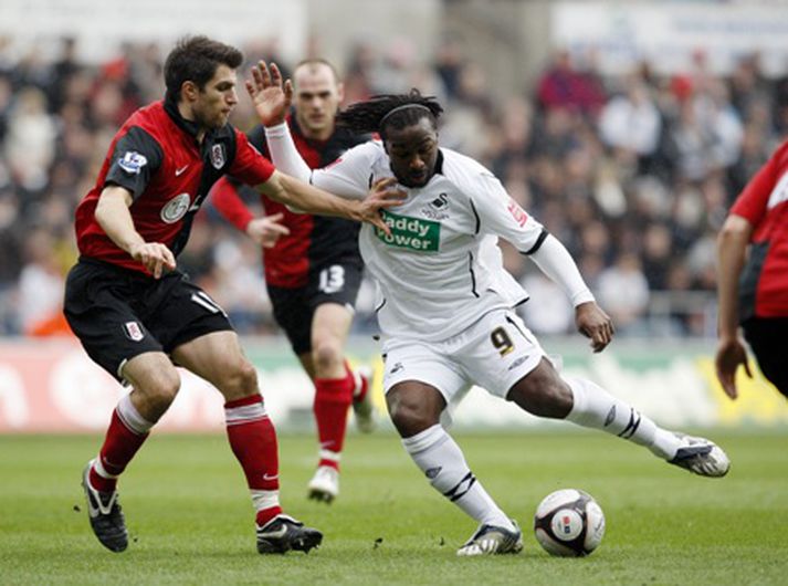 Jason Scotland í baráttu við Aaron Hughes, leikmann Fulham.