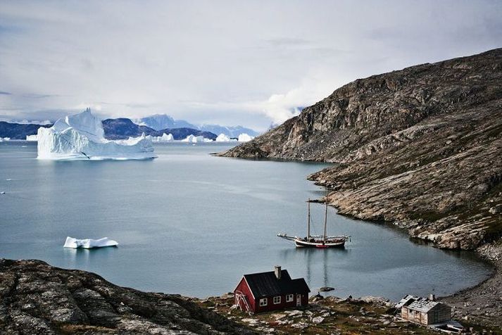 Skonnorta Norðursiglingar liggur við akkeri í Scoresby-sundi.
