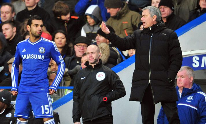 Ungur Salah við hlið Mourinho hjá Chelsea.