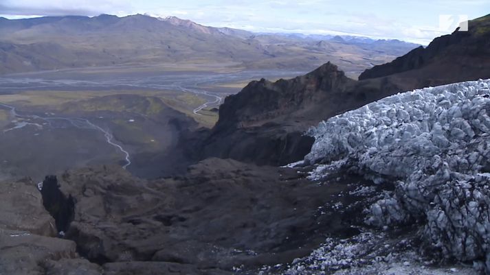 Horft niður brattan Gígjökull, sem fyrir gos náði niður í jökullón fyrir neðan. Til vinstri sést önnur aðalrásin sem tók við hamfarahlaupunum þegar þau sturtuðust niður úr toppgígnum.