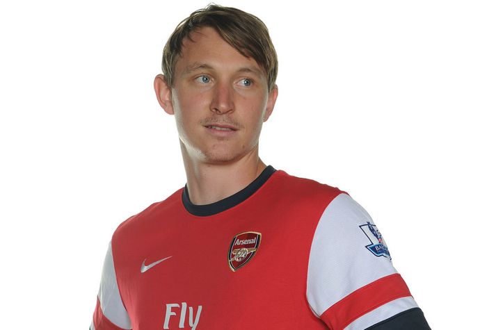 Kim Kallström klæddist Arsenal-treyjunni í myndatöku í gær en getur ekki spilað í henni nærri því strax.