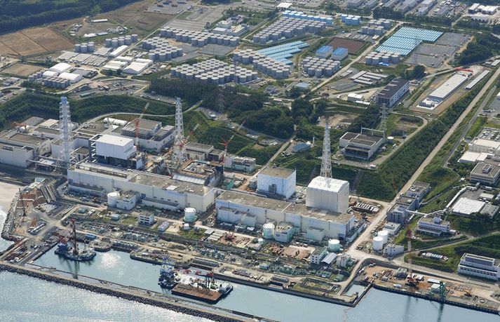 Kjarnorkuverið í Fukushima. Aftarlega á myndinni sjást geymslutankarnir, sem sumir leka.