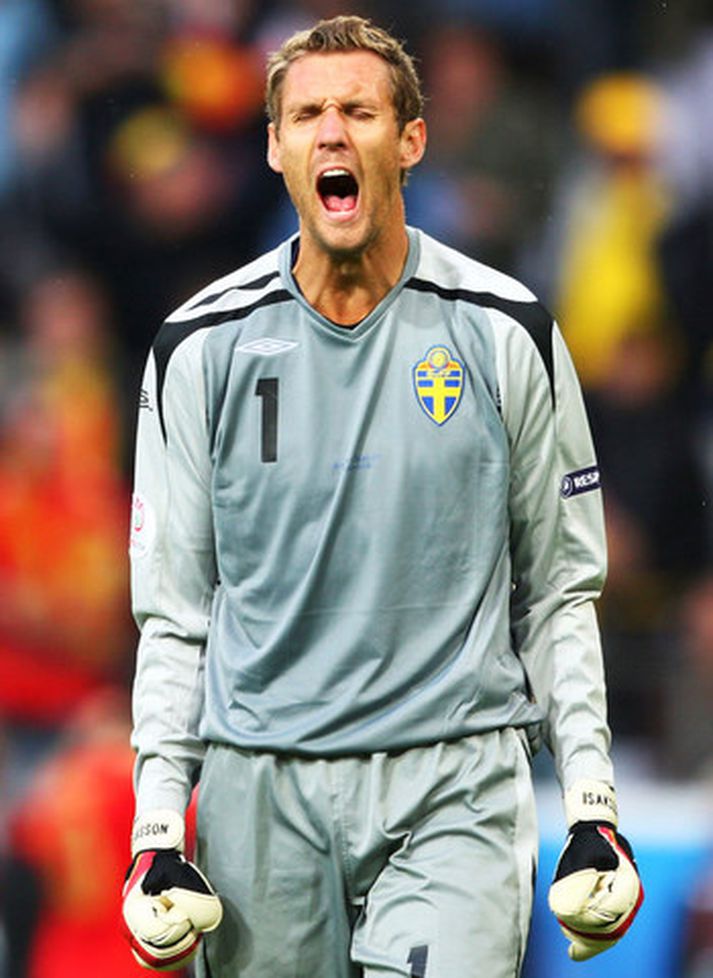 Andreas Isaksson í leik með Svíum á EM 2008.
