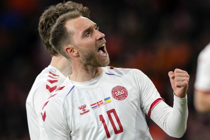 Christian Eriksen fagnar marki sínu í treyjunni sem hann gaf síðan á uppboðið.