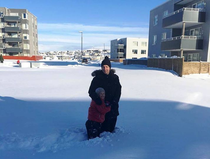 Heiðar og dóttir hans fyrir framan draumaheimilið að Tröllakór.