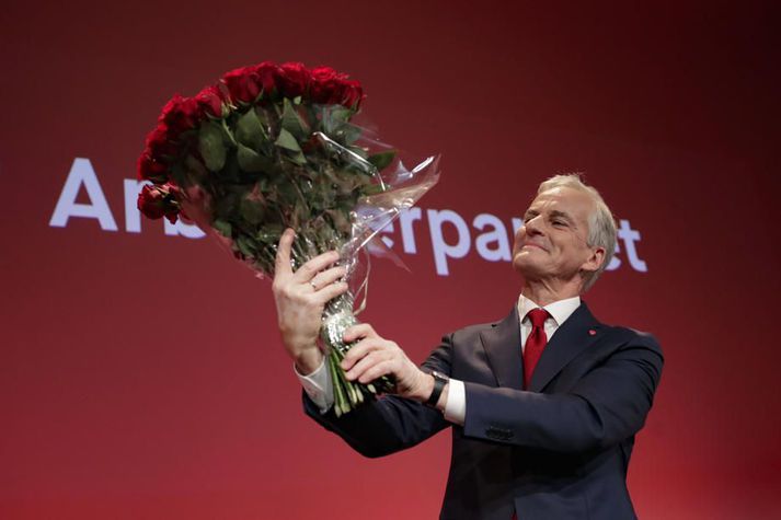 Jonas Gahr Støre, formaður norska Verkamannaflokksins, var kátur í kvöld.