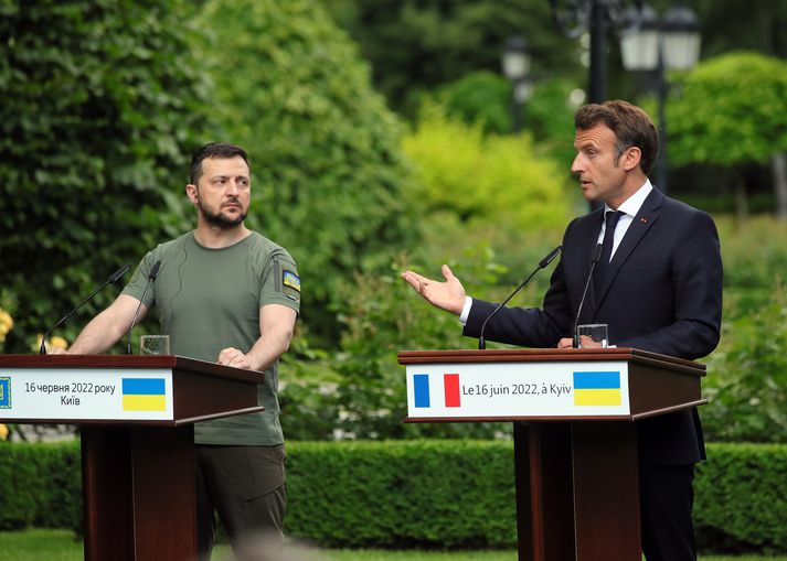 Volodymyr Zelenskyy og Emmanuel Macron ræða hér saman við fjölmiðla.