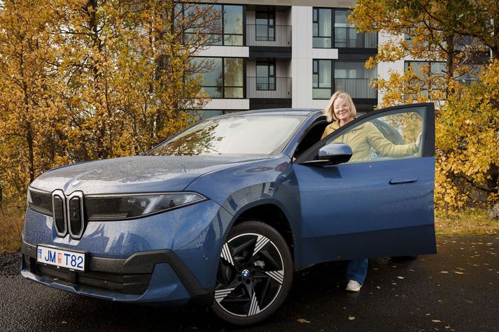 iX3 er hátæknilegur bíll og fyrsti bíll BMW sem byggir á nýjum rafbílagrunni, Neue Klasse. Hann er sagður marka nýtt upphaf en halda þó tryggð við kjarna BMW. Hvernig skilar þessi tæknibomba sér undir stýri?