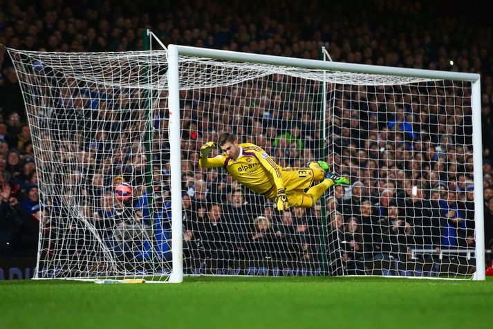 Boltinn liggur hér í marki West Ham eftir aukaspyrnu Kevin Mirallas.