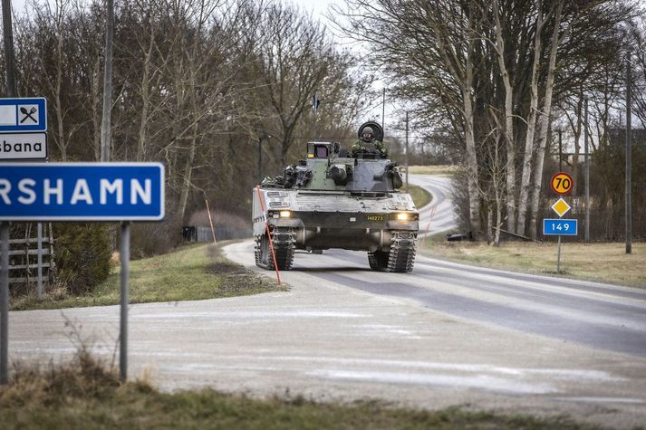 Hermenn aka skriðdreka um götur Gotlands.