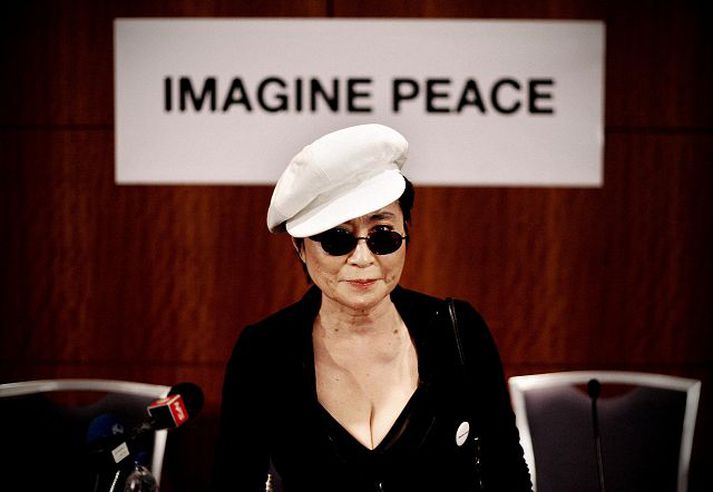 Yoko Ono. Friðarsúlunni í Viðey er ætlað að tákna vonargeisla fyrir þá sem dreymir um heimsfrið.