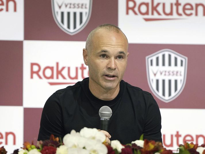 Andres Iniesta hættir að spila með Vissel Kobe á miðju tímabili.