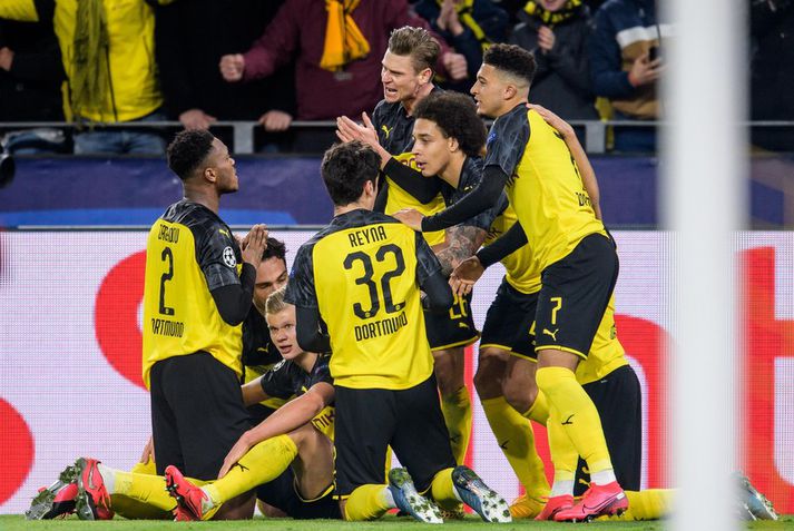 Erling Braut Håland, Jadon Sancho og Giovanni Reyna fagna marki Håland á móti PSG í Meistaradeildinni í gær ásamt félögum sínum í Dortmund liðinu.