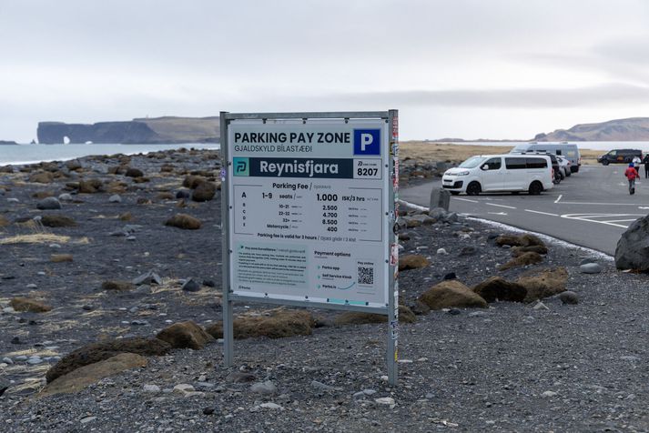 Gjaldskyldu má nú finna á bílastæðum við margar helstu náttúruperlur landsins.