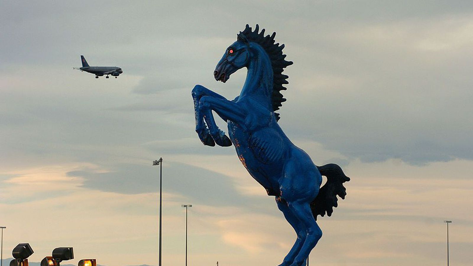 Leyndar­dómar flug­vallarins í Denver: Dómsdagsbyrgi, hakakrossar og blár hestur með rauð­glóandi augu