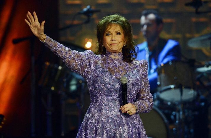 Loretta Lynn varð níræð.