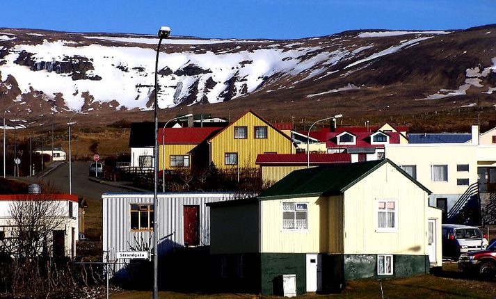 Keyrt var aftan á kyrrstæðan bíl en í honum voru fjórir erlendir ferðamenn.