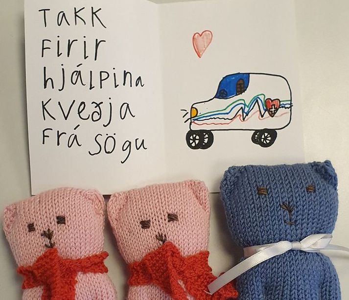 Stúlkan var augljóslega þakklát fyrir góða þjónustu slökkviliðsins.