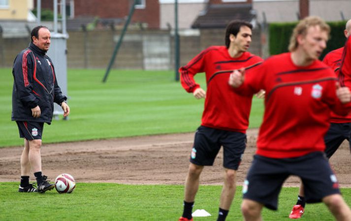 Benitez og Kuyt á æfingu Liverpool í dag.