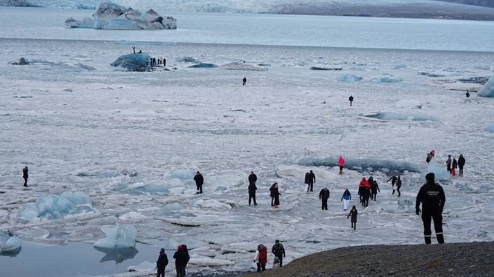 Lögreglan hefur verið kölluð út þó nokkrum sinnum síðustu ár vegna ferðamanna sem ganga út á ísinn á Jökulsárlóni.