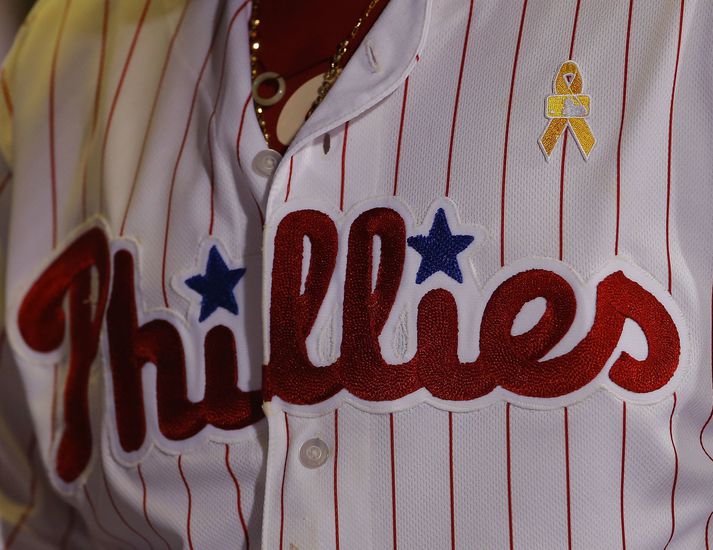 Leikmaður Philadelphia Phillies með gullslaufu á búningnum sem var notuð til að safna fyrir og vekja athygli á baráttunni gegn krabbameini.