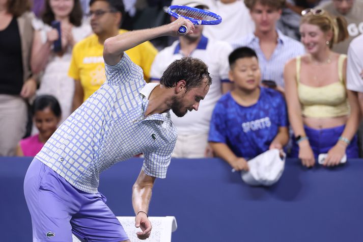 Daniil Medvedev er úr leik á Opna bandaríska meistaramótinu í tennis.