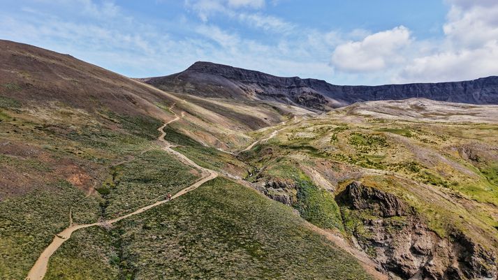 Björgunarsveitir Landsbjörg leituðu göngumanns á Esju sem skilaði sér ekki til baka eftir göngu þar.