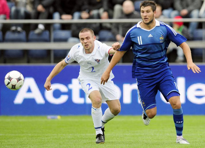 Jónas Þór Næs í baráttu við Andre-Pierre Gignac í leik Færeyja og Frakka í ágúst í fyrra.