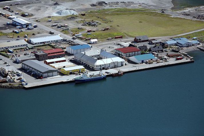 Höfnin á Ísafirði. Bæjarstjóri Ísafjarðar segir óskiljanlegt að Reykjavíkurhöfn fái allar tekjur af inn- og útflutningi. Hann leggur jafnframt ríka áherslu á að flutningskostnaður verði lækkaður.