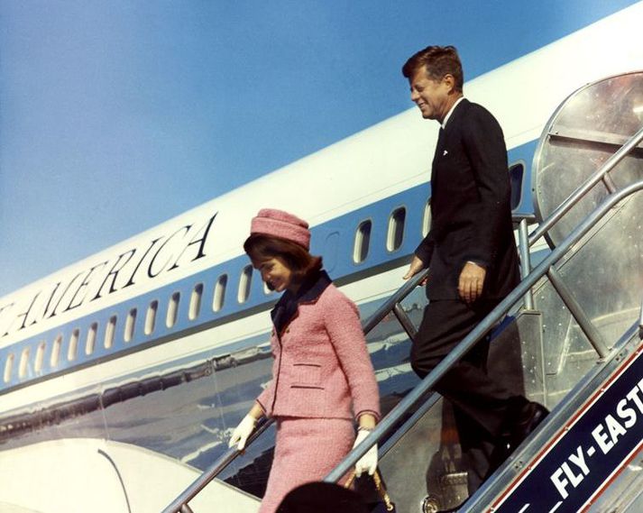 John F. Kennedy og eiginkona hans Jacqueline Kennedy ganga úr flugvél í Dallas þann 22. nóvember 1963, daginn sem hann var myrtur.