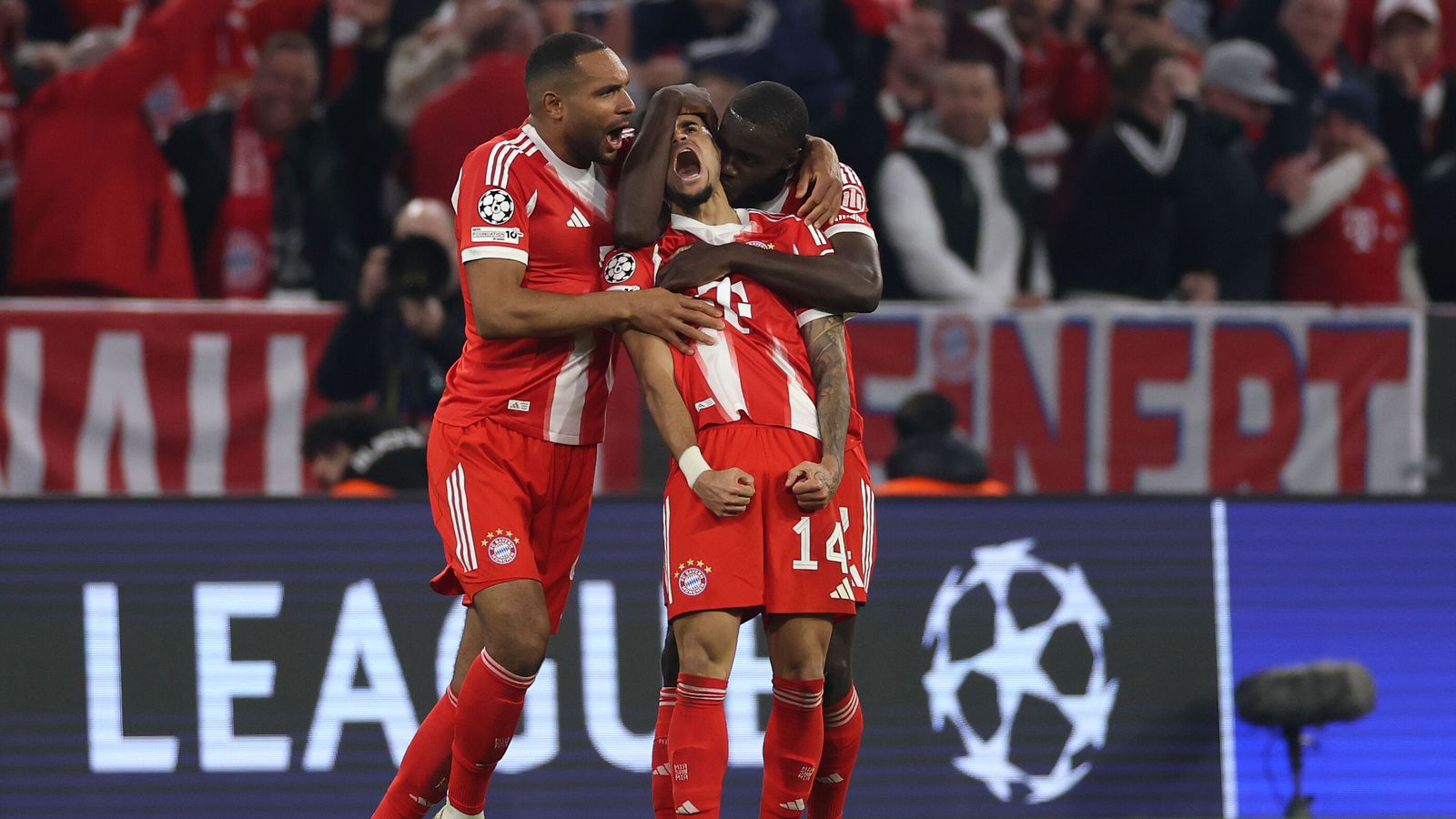 Bæjarar á­fram eftir tvö mörk í blá­lokin