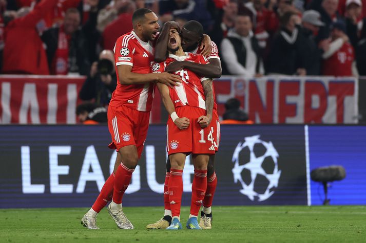 Luis Diaz fagnar gríðarlega mikilvægu marki sinu fyrir Bayern í kvöld.