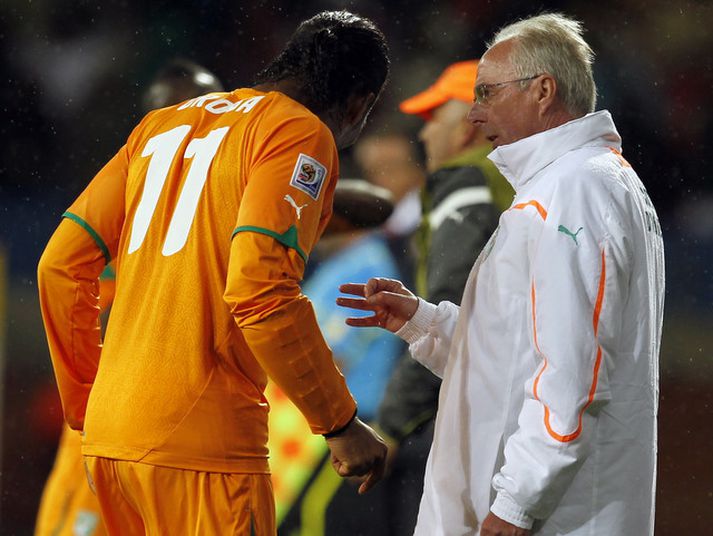 Didier Drogba fær skilaboð frá Sven-Göran Eriksson áður en hann kom inn á móti Portúgal.
