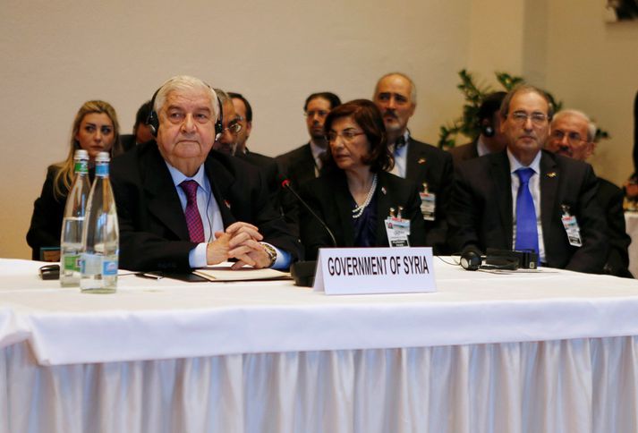 Walid al Moallem utanríkisráðherra ásamt öðrum fulltrúum Sýrlands á ráðstefnunni.