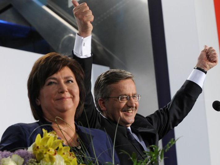 Bronislaw Komorowski sést hér með Önnu eiginkonu sinni eftir að kjörstöðum lokaði klukkan sex. Mynd/AP