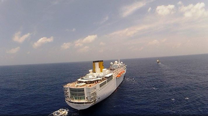 Franskur dráttarbátur dregur nú Costa Allegra að Seychelles eyjum.